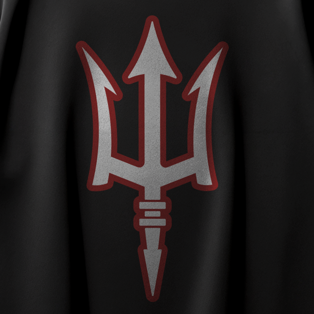 Detalle de la impresión del tridente blanco con el contorno rojo de la Playera TRION DE3P Oversize de algodón negro.